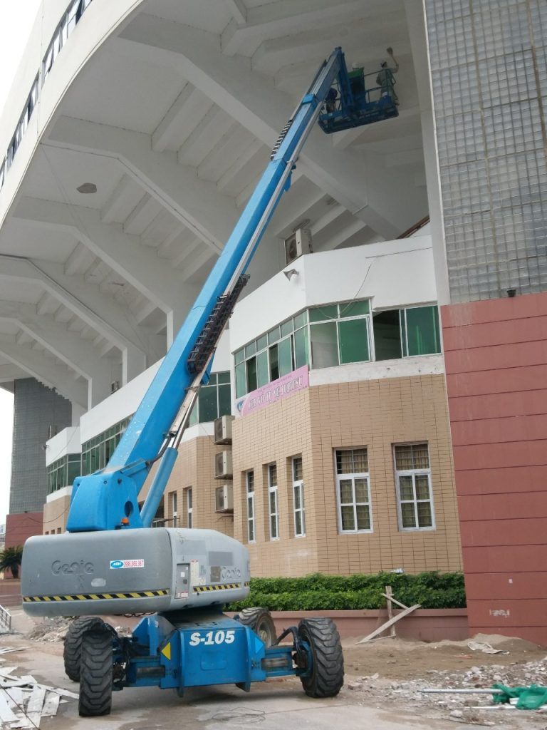 Xe nâng người thi công sơn