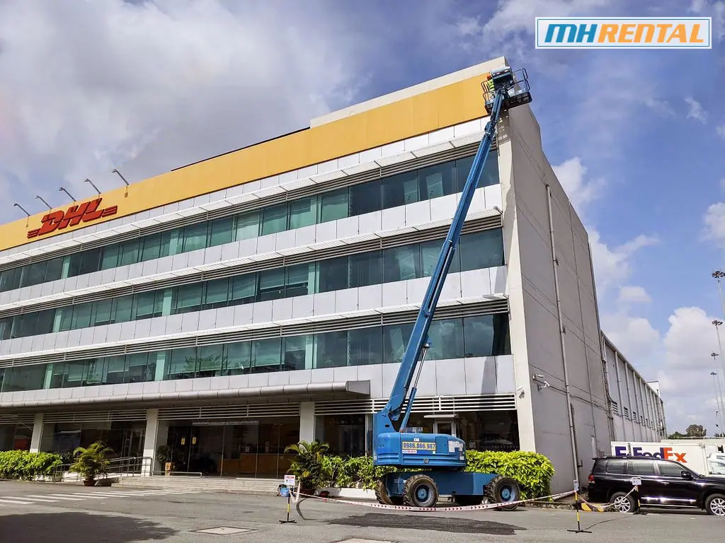 Xe nâng người 22m làm việc tại sân bay tân sơn nhất, hcm