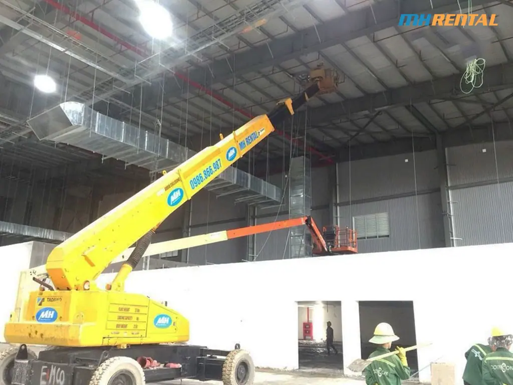 Xe nâng người thi công ống gió điều hòa