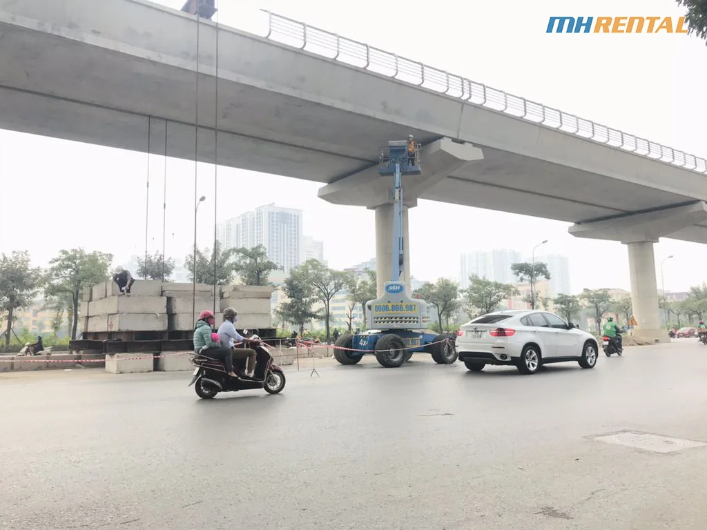 Cho thuê xe nâng người làm đường sắt trên cao