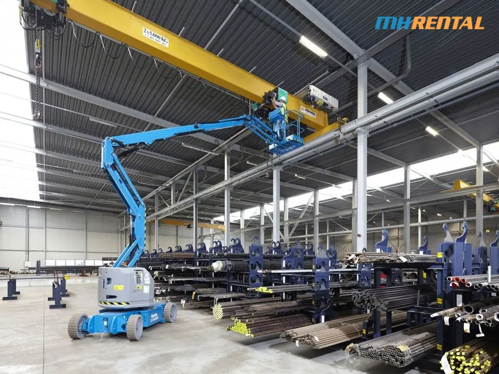Xe nâng người thi công vệ sinh nhà xưởng, tòa nhà, trung tâm thương mại