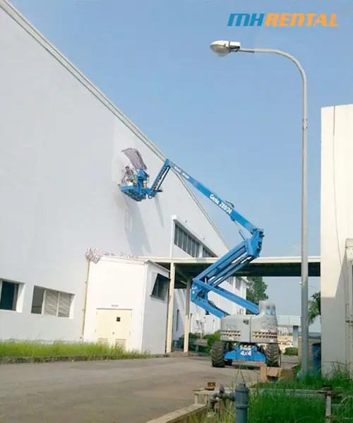 Xe nâng người thi công sơn tòa nhà, nhà xưởng...