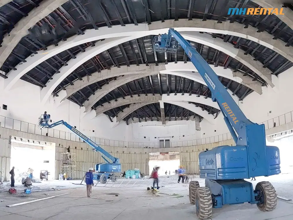 Xe nâng người thi công điện nhà xưởng