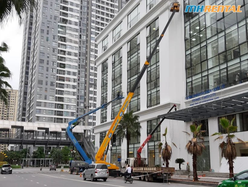 Cho thuê xe nâng người thi công sơn tại VinMec