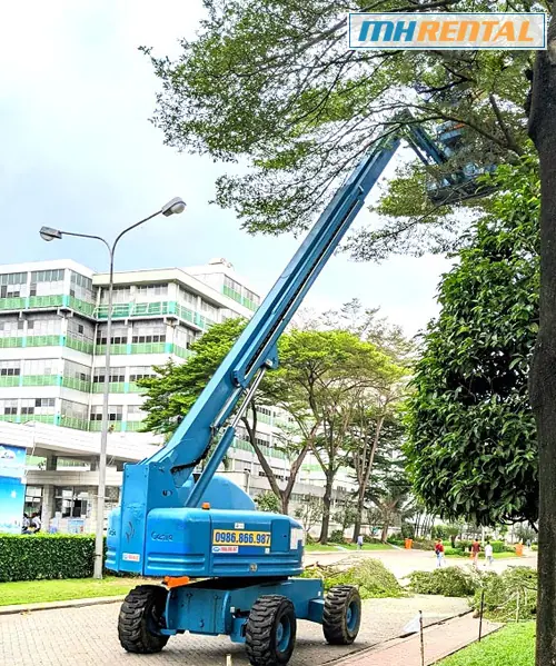 Xe nâng người cắt tỉa cây xây xanh