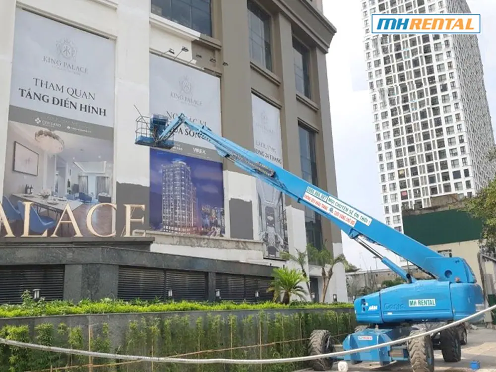 Xe nâng người thi công lắp đặt quảng cáo
