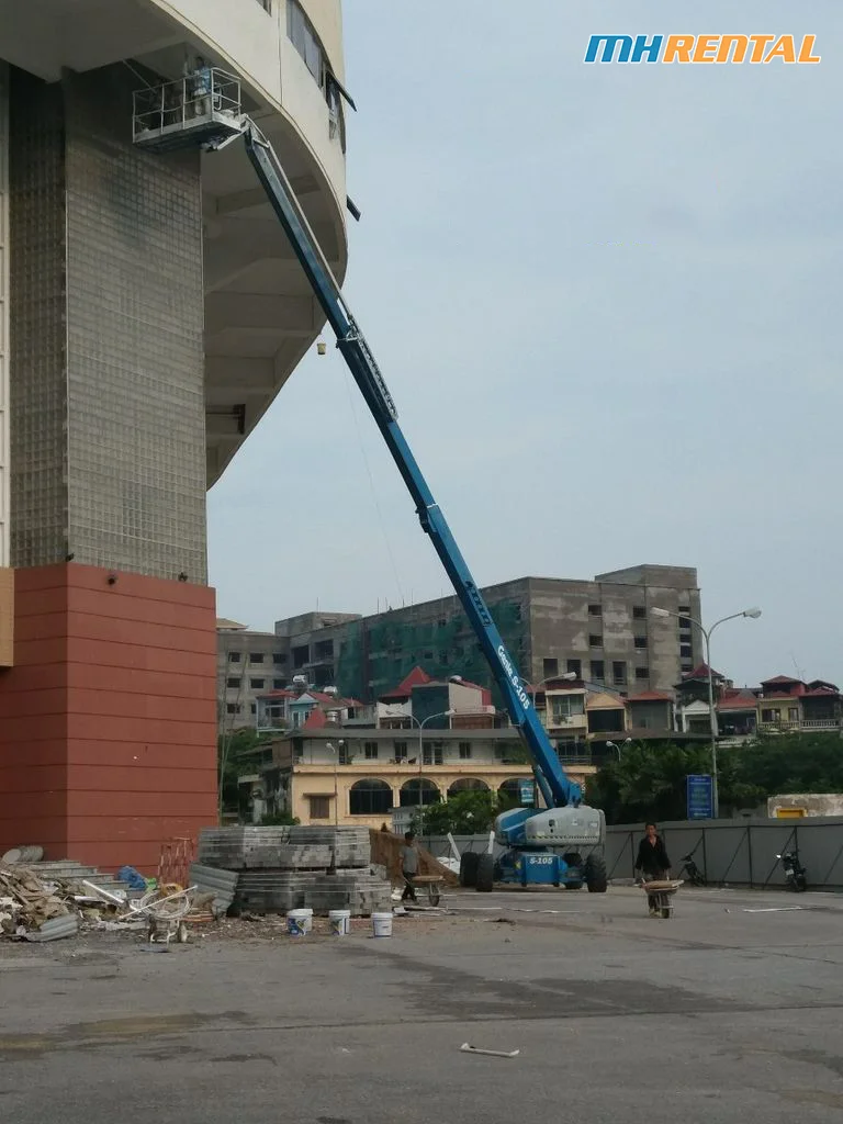 Cho thuê xe nâng người thi công tại SVĐ Quần Ngựa