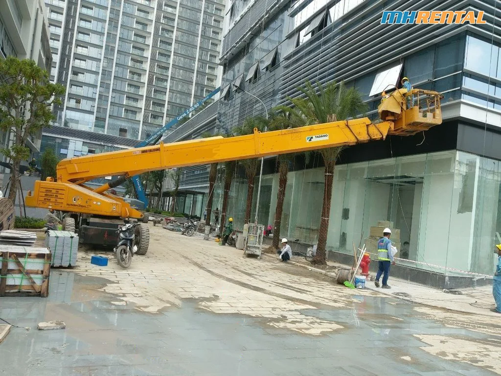 Cho thuê xe nâng người làm vệ sinh ở VinHome Metropolis - Liễu Giai, Hà Nội