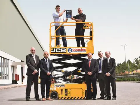 Giao xe cắt kéo JCB đầu tiên