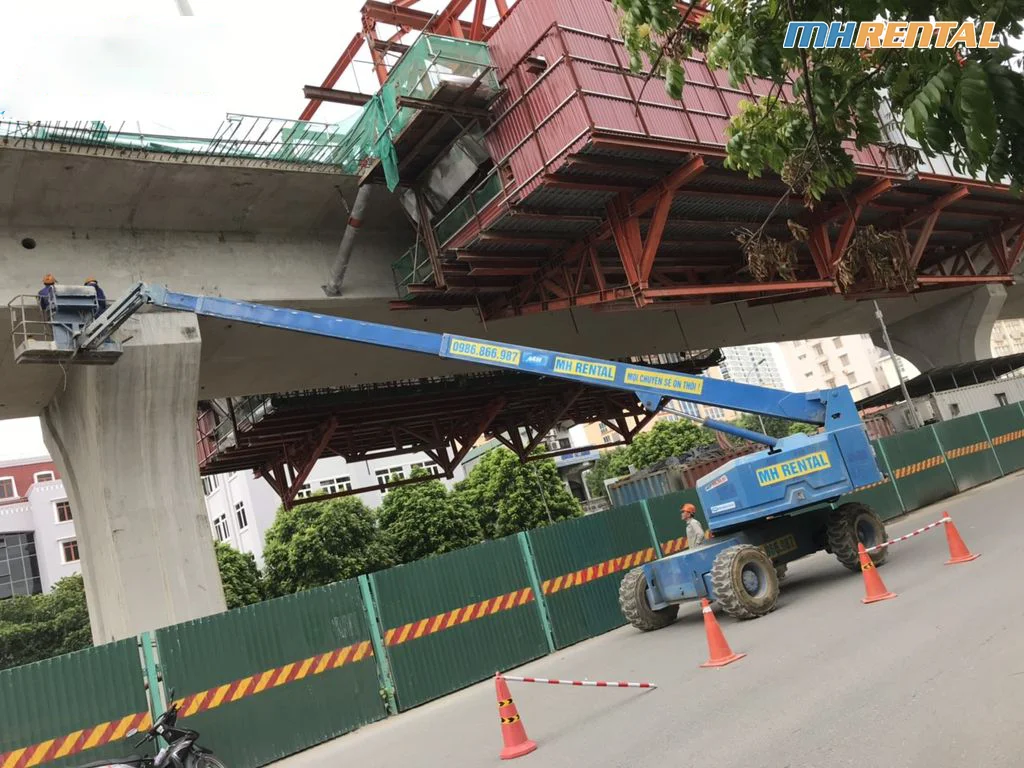 Cho thuê xe nâng người thi công đường trên cao Trường Trinh