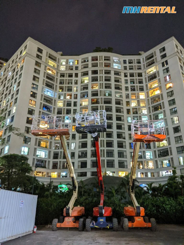 Cho thuê xe nâng người thi công sơn tại Royal City