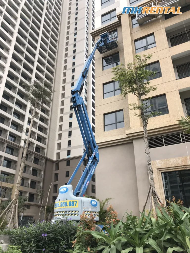 Cho thuê xe nâng người thi công sơn tòa D'Capital