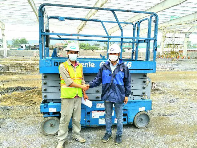 Bàn giao xe nâng người cắt kéo 12m làm việc cho Công Ty Cổ Phần Kỹ Thuật - Xây Dựng Và Thương Mại C.E.T