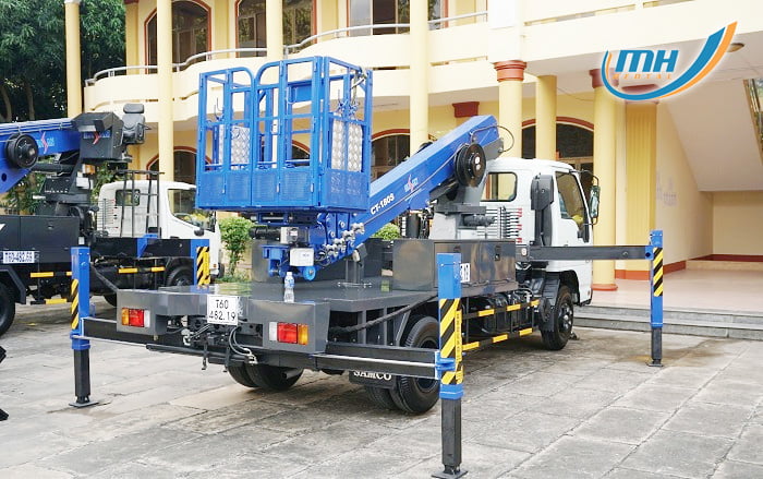 Xe cẩu nâng người gắn trên ô tô với giỏ làm việc và chân chống