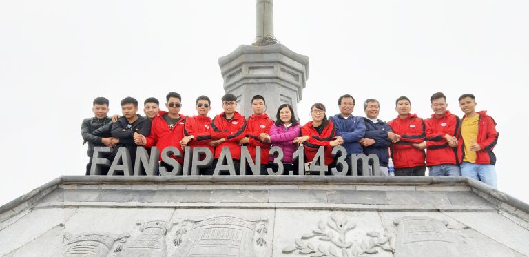 Tập thể MH Rental tại Fansipan trong chuyến đi Sapa năm 2019.