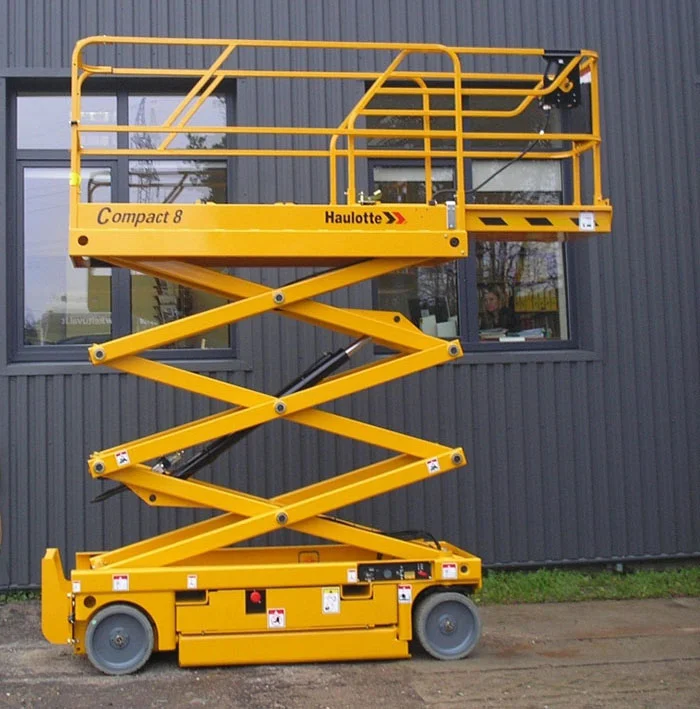 Xe nâng người compact 8