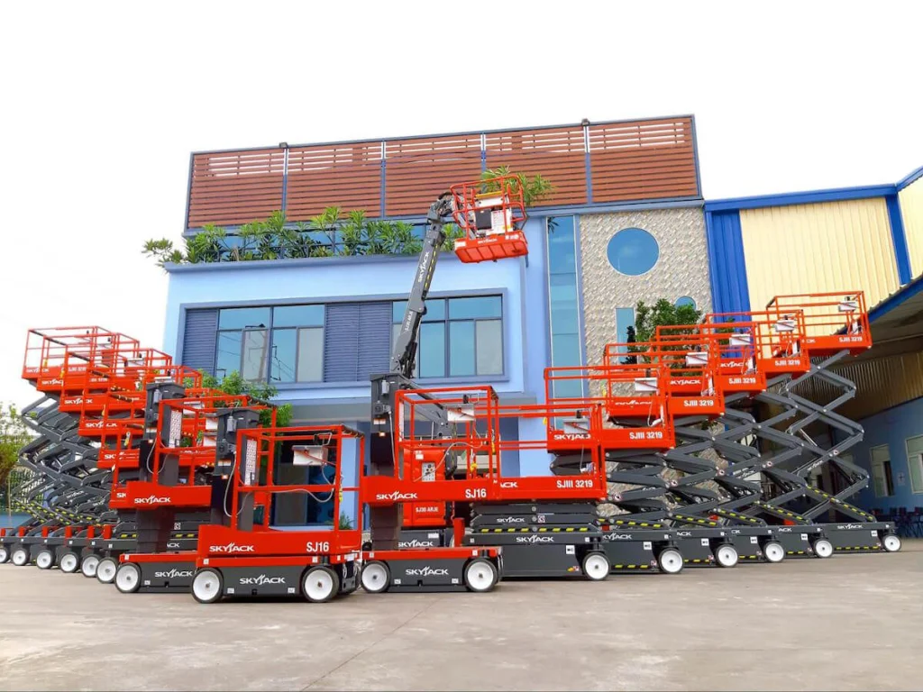Xe nâng người 14m làm việc