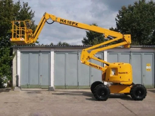 Xe nâng người 18m làm việc