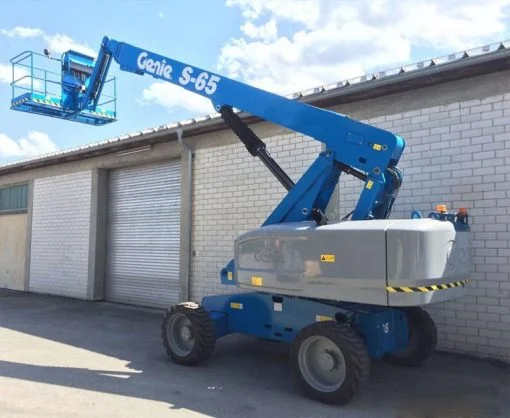 Xe nâng người 22m làm việc