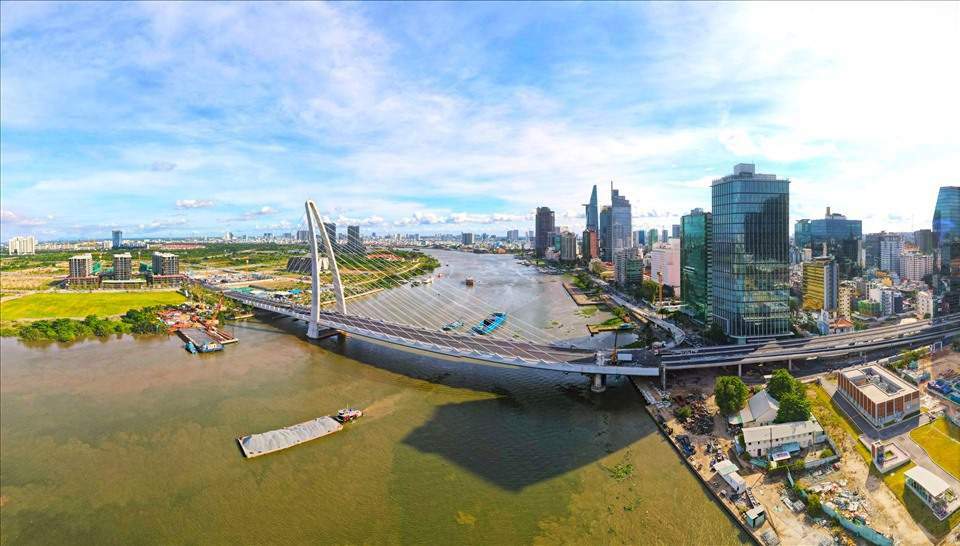 Cầu Thủ Thiêm 2 bắc qua sông Sài Gòn, tổng vốn đầu tư gần 3.100 tỉ đồng nối liền Thành phố Thủ Đức với quận 1. Cầu dài hơn 1,4km, trong đó phần cầu dài 886m với 6 làn xe; thiết kế dây văng với trụ tháp chính cao 113 m. Dự án thực hiện theo hình thức BT (xây dựng - chuyển giao), động thổ năm 2015. Đến nay, dự án cơ bản đã hoàn thành hơn 95% khối lượng công trình, dự kiến sẽ được đưa vào khai thác trước dịp 30.4 năm nay.
