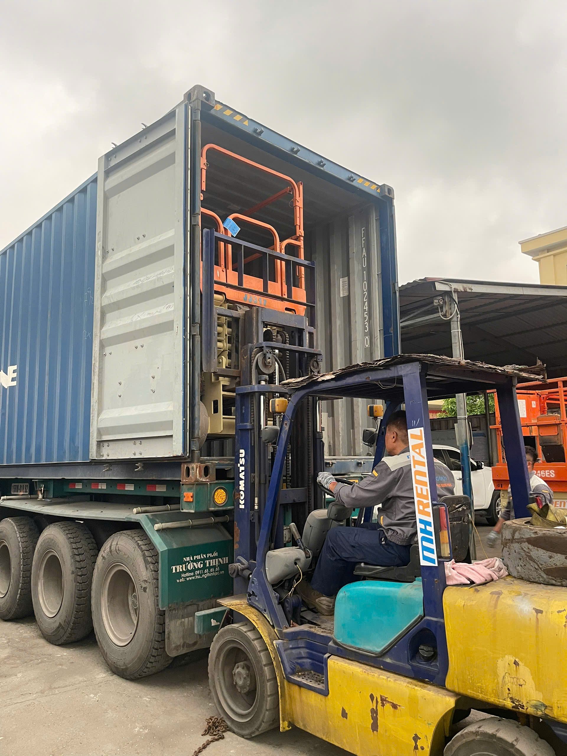 Dỡ công xe nâng người JLG mới nhập khẩu để bàn giao cho khách hàng