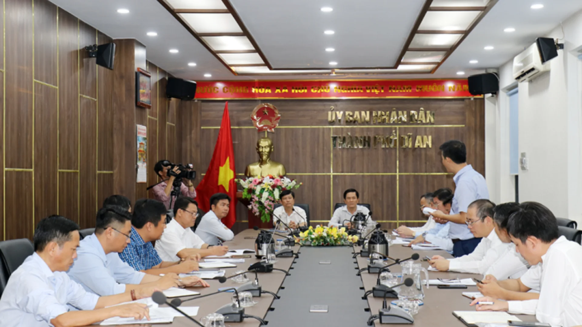Đẩy mạnh công tác tuyên truyền, hướng dẫn và hỗ trợ cho doanh nghiệp và cộng đồng (toàn ảnh buổi trao đổi và làm việc).