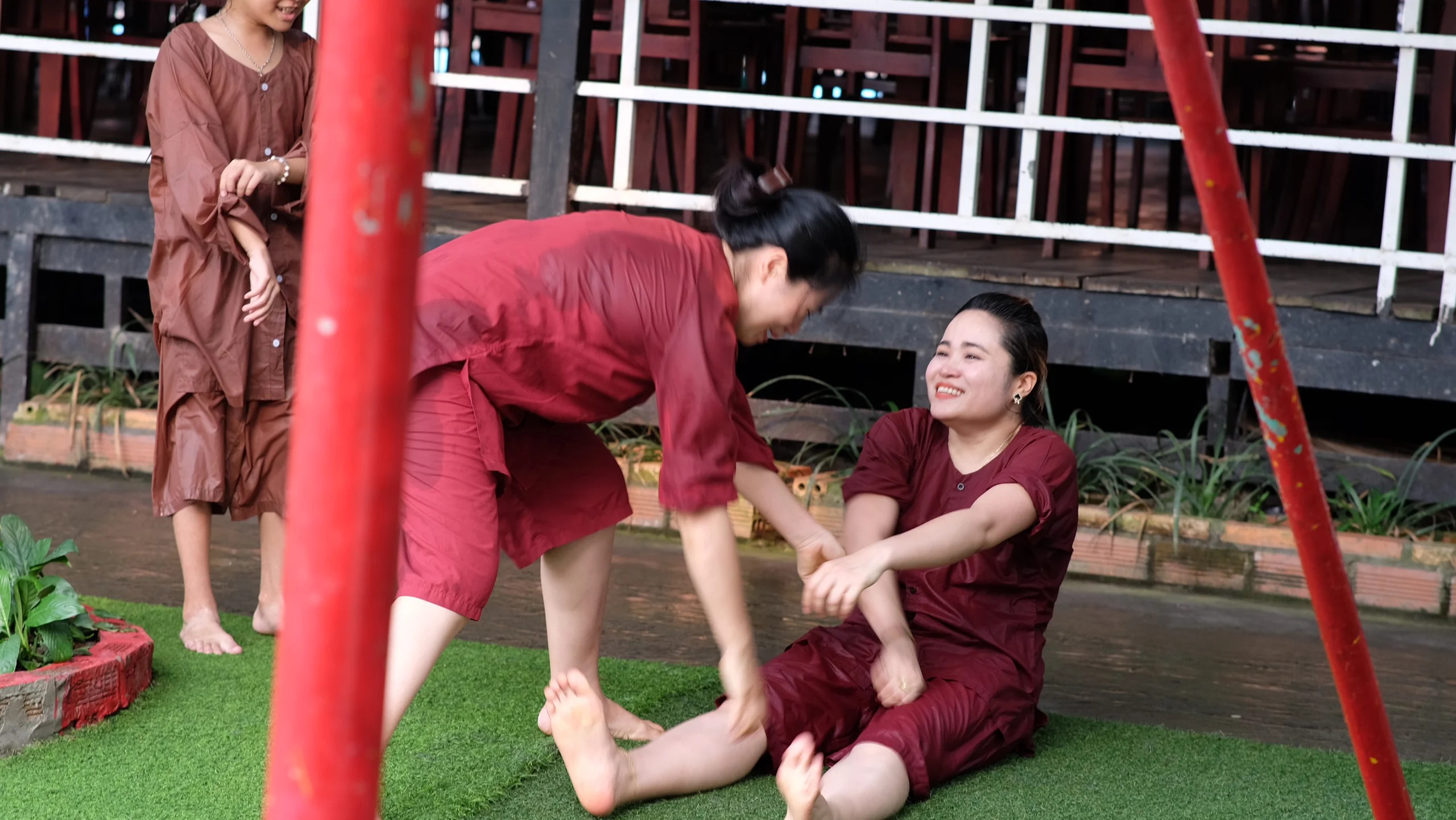 Không khí vui tươi trong phần trò chơi buổi teambuilding.