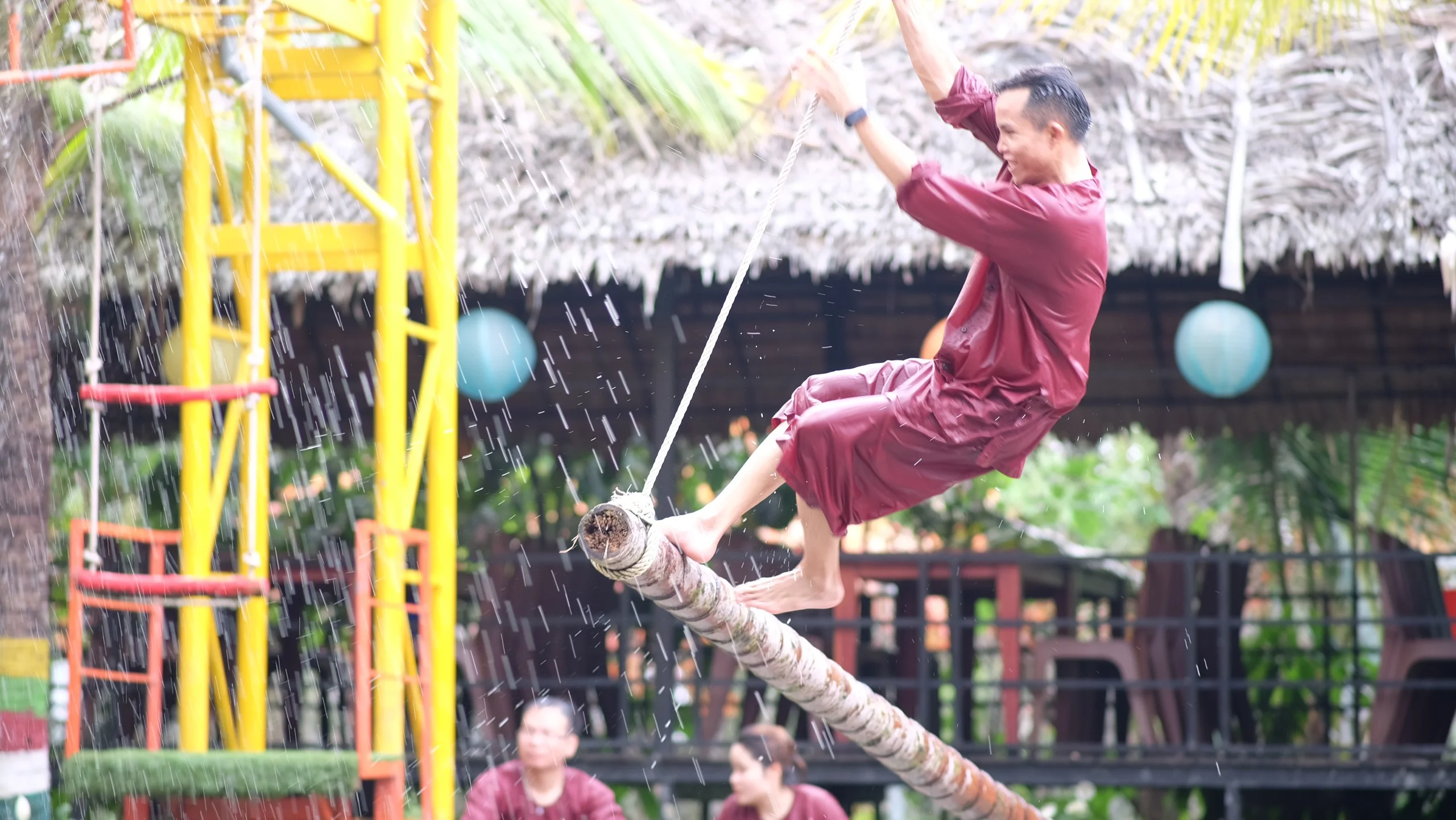 Làm việc nhiệt tình, đi chơi hết mình.