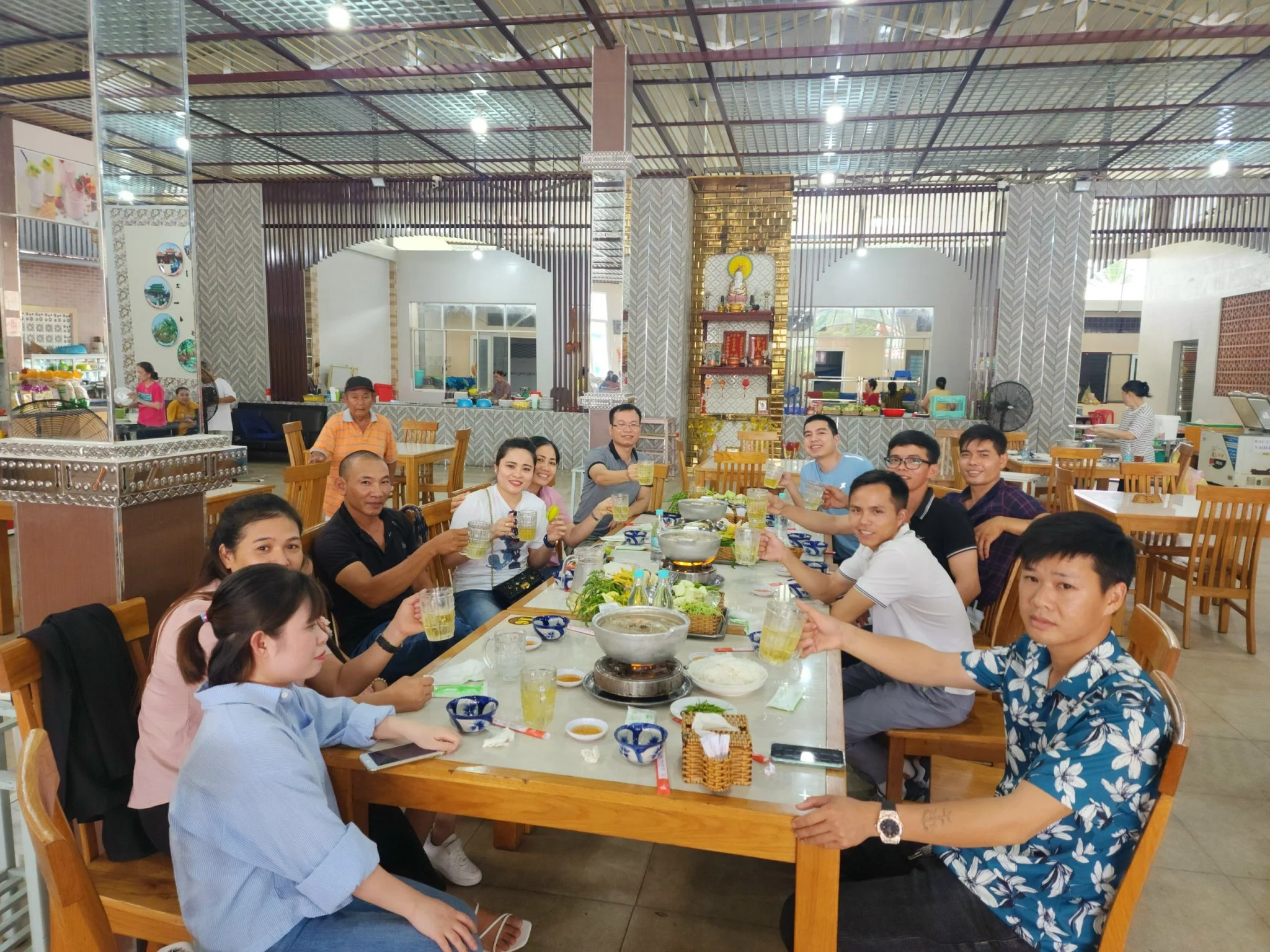Mọi người nghỉ ngơi và dùng bữa cùng nhau.