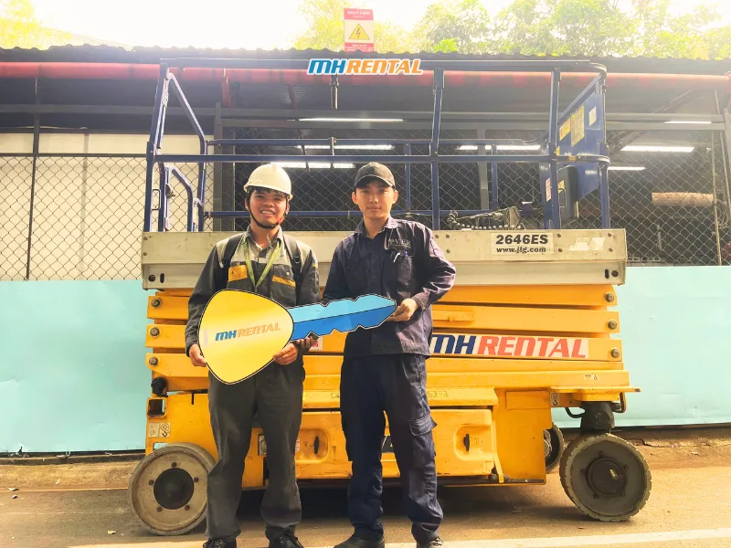 MH Rental bàn giao bán xe nâng người cắt kéo JLG 2646ES cho công ty Furniture Resources