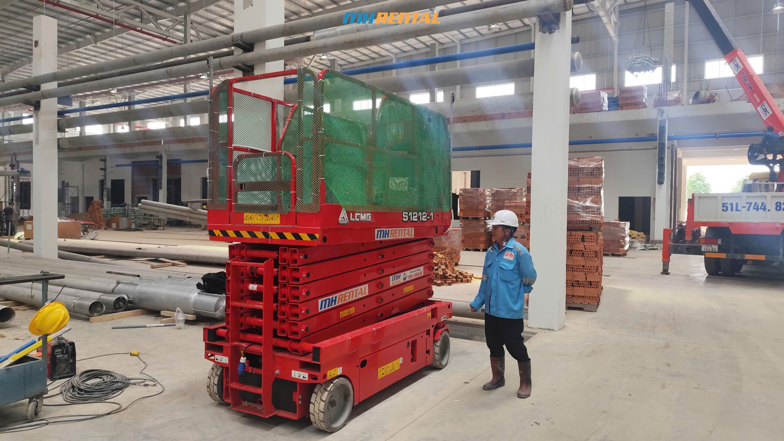 DHN thuê xe nâng người MH Rental thi công nhà xưởng