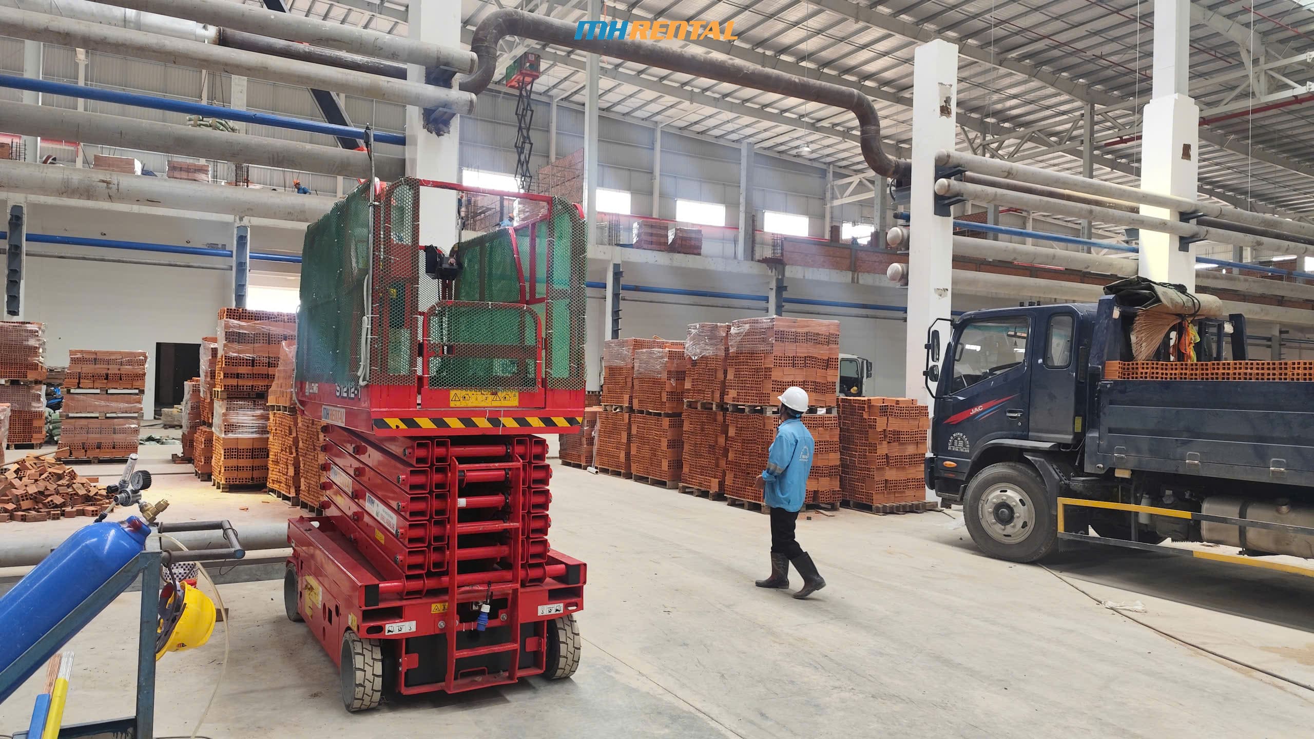 Bàn giao xe cắt kéo S1212-1 LGMG cho DHN thi công nhà xưởng