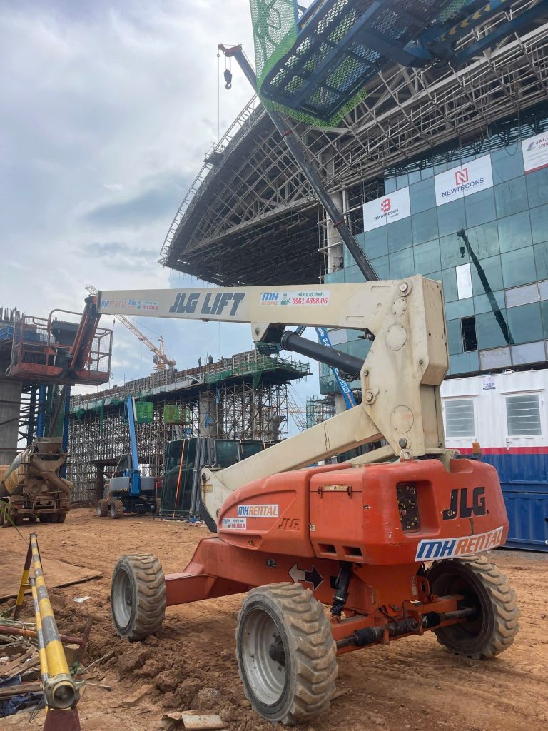 Xe Boom Lift JLG mang thương hiệu MH Rental tại công trình