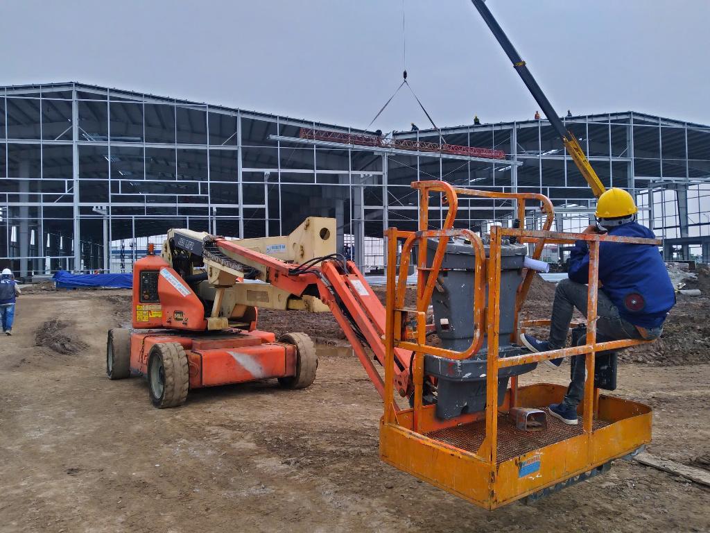 Xe boom và giỏ nâng bên khung nhà xưởng tại KCN Liên Hà Thái, Hưng Yên