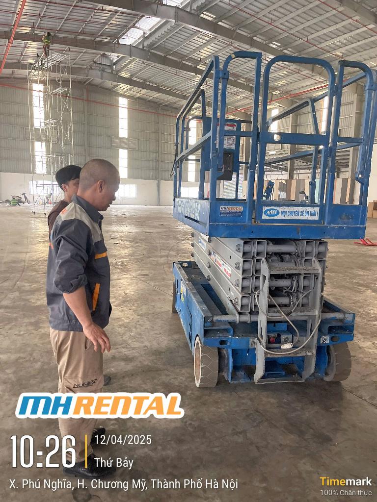 Xe cắt kéo màu xanh trong nhà xưởng tại KCN Phú Nghĩa, Hà Nội