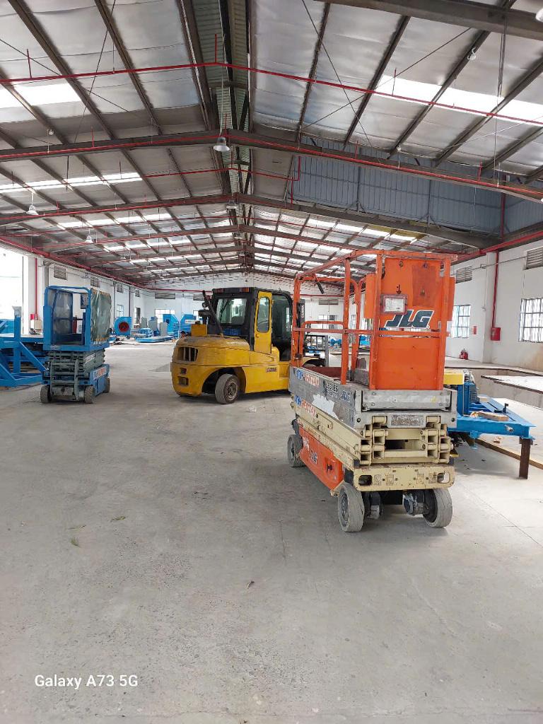 Xe cắt kéo màu cam trong nhà xưởng tại khu vực Chí Linh, Hải Dương