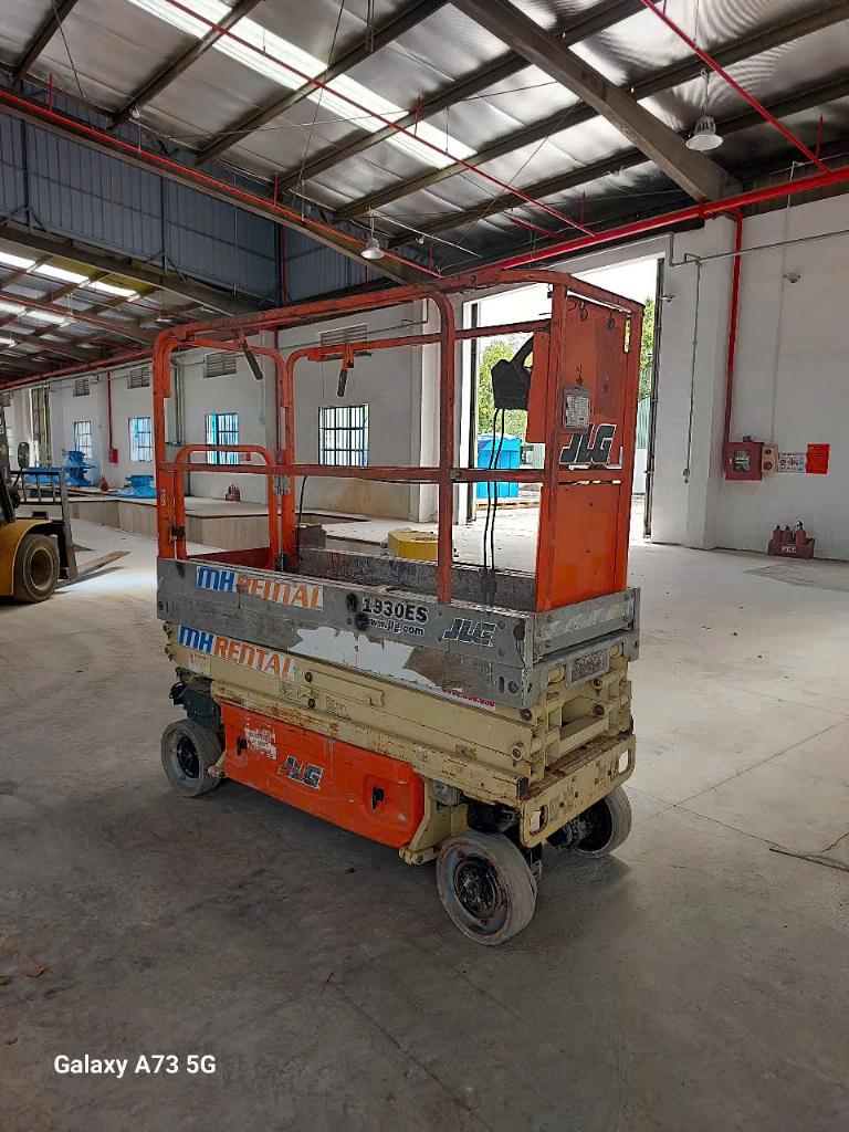 Xe cắt kéo màu cam nhìn từ phía cửa sàn công tác, tư liệu Chí Linh