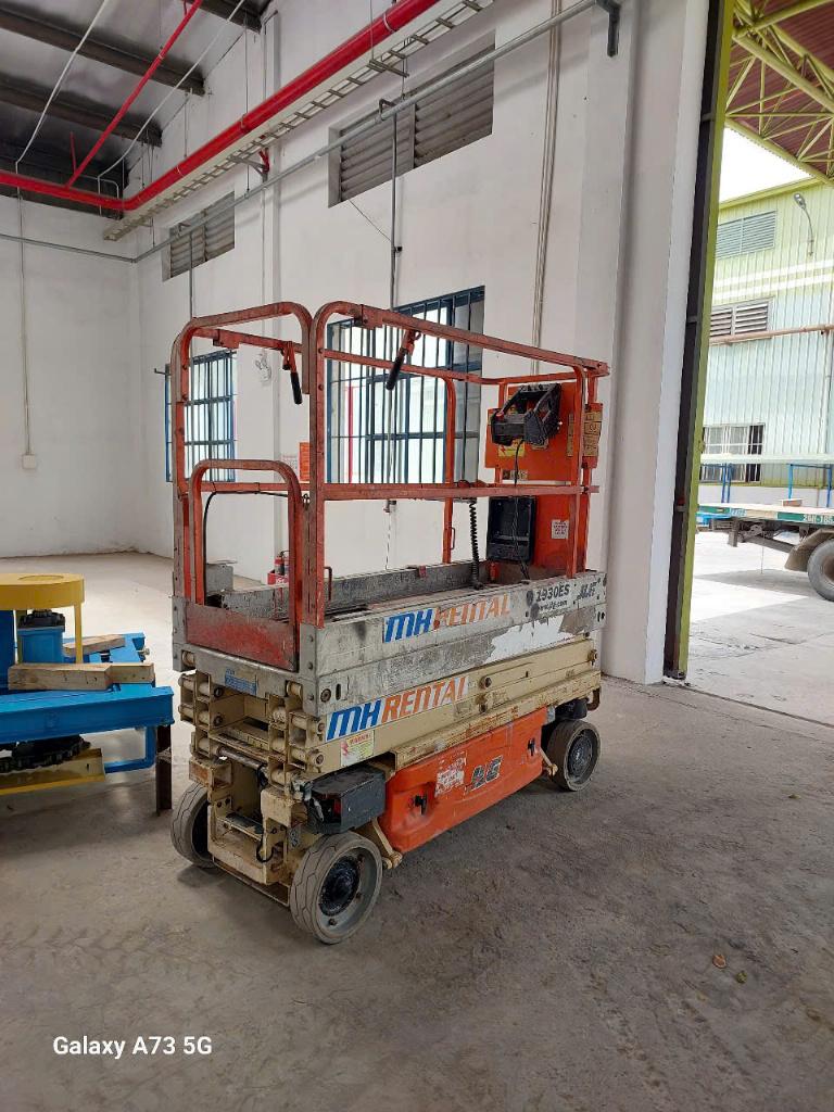 Xe cắt kéo màu cam gần cửa ra vào nhà xưởng tại Chí Linh