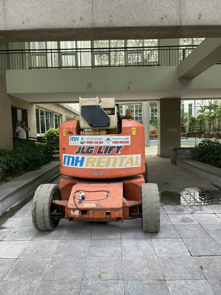 Xe nâng người dạng cần trong khoảng sân tại khu vực Tôn Thất Thuyết, Hà Nội