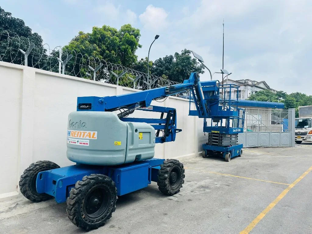 Hai xe nâng người Genie đặt cạnh nhau tại địa điểm bàn giao cho An Lạc