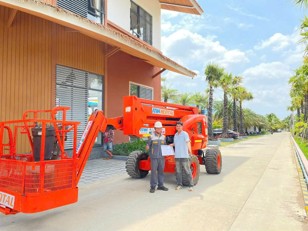 Những người tham gia bàn giao đứng bên JLG 450AJ tại Phan Thiết