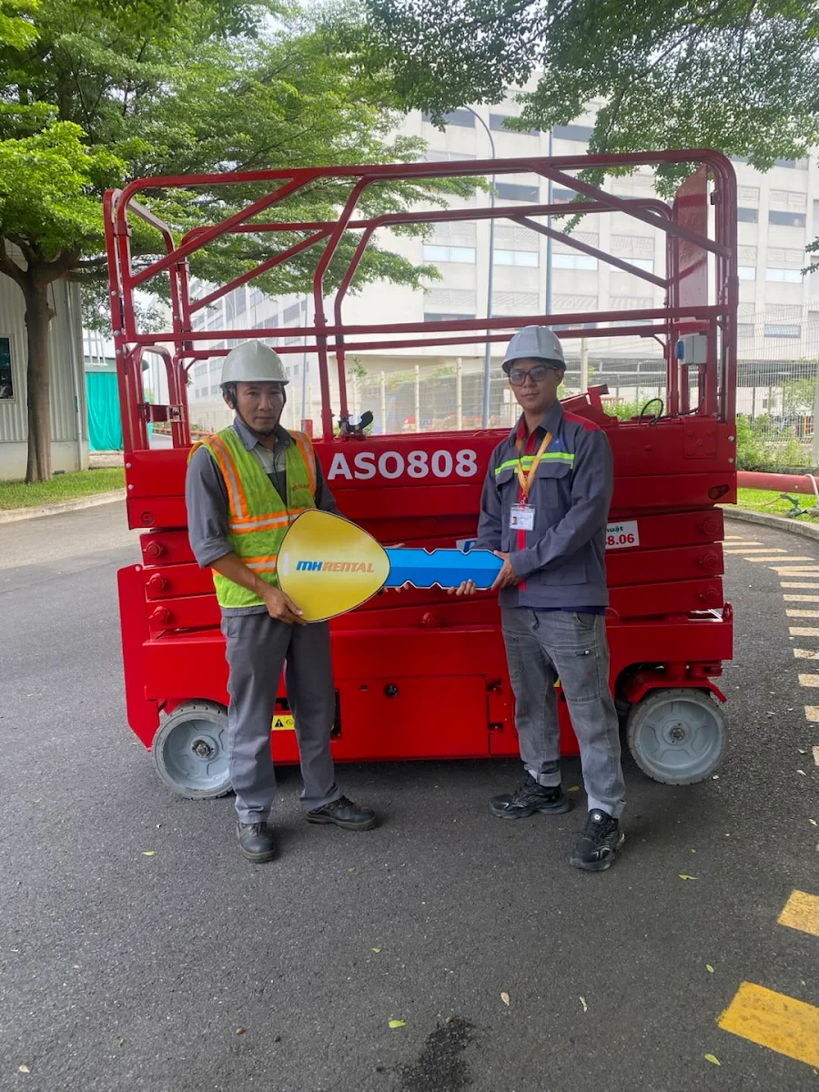 Trao chìa khóa tượng trưng bên LGMG AS0808 trong đợt bàn giao cho TNT Technology tại TP.HCM