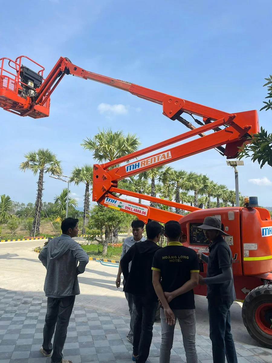 Cấu trúc cần gấp khúc của JLG 450AJ khi triển khai trong đợt bàn giao Cảnh Quan Xanh