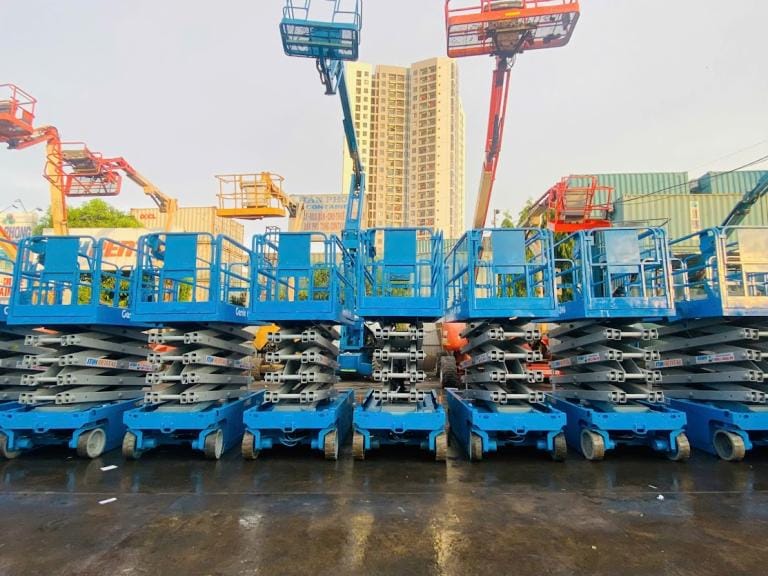 Dàn xe nâng người cắt kéo Genie tại bãi MH Rental