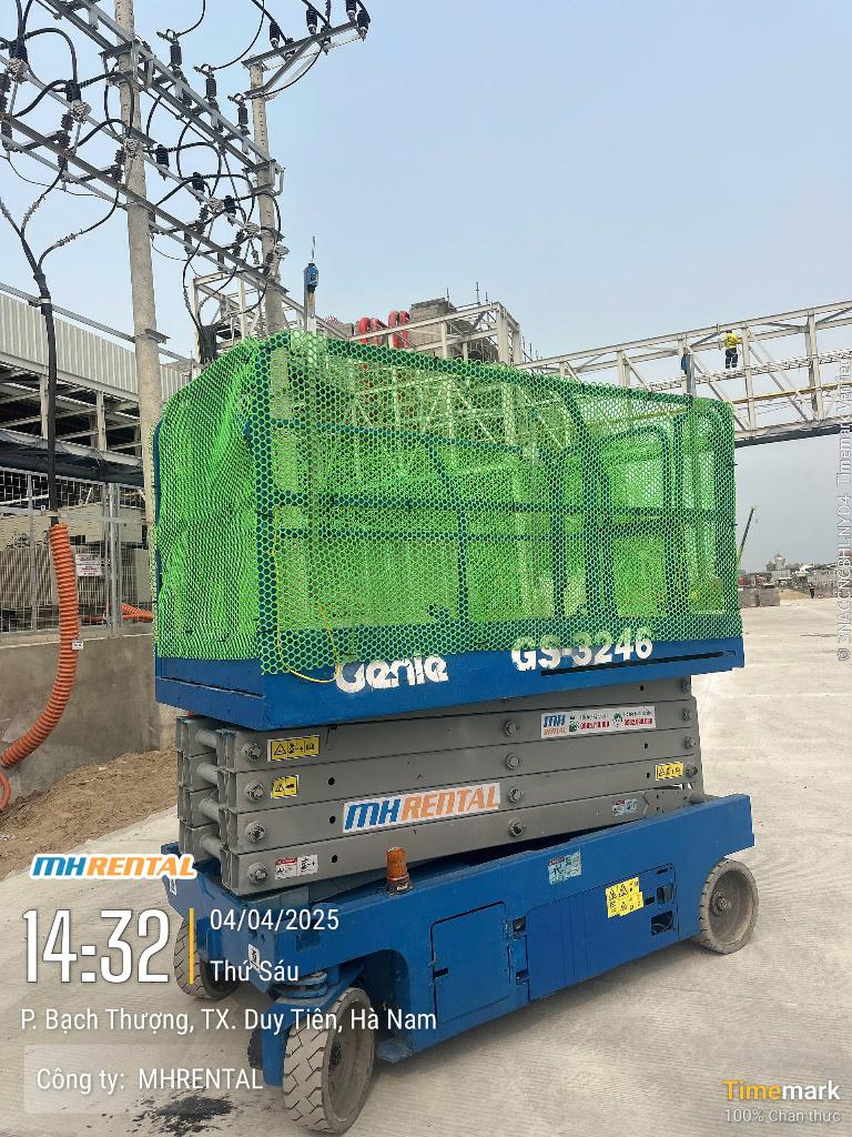 Xe nâng người cắt kéo có lưới xanh tại Bạch Thượng cũ, Ninh Bình