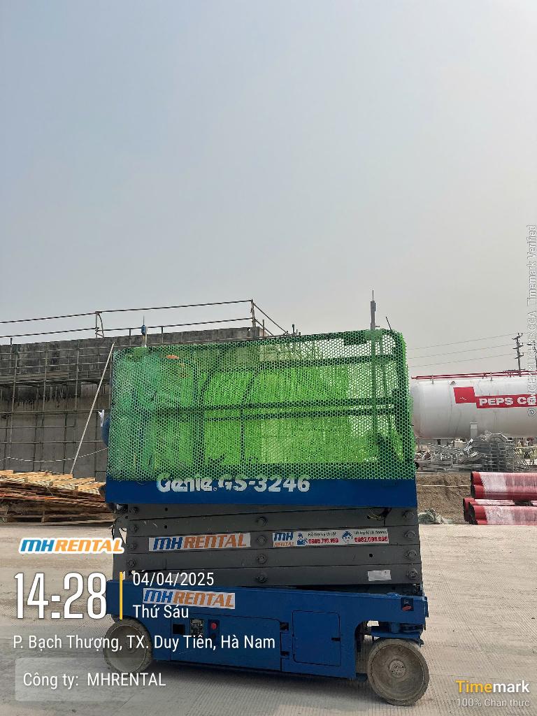 Xe cắt kéo thu gọn cạnh công trình tại Bạch Thượng cũ, Ninh Bình
