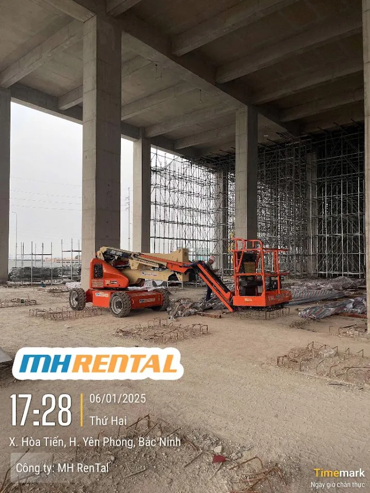 Góc toàn cảnh xe JLG E450AJ trong khu nhà đang xây dựng ở Yên Phong, Bắc Ninh