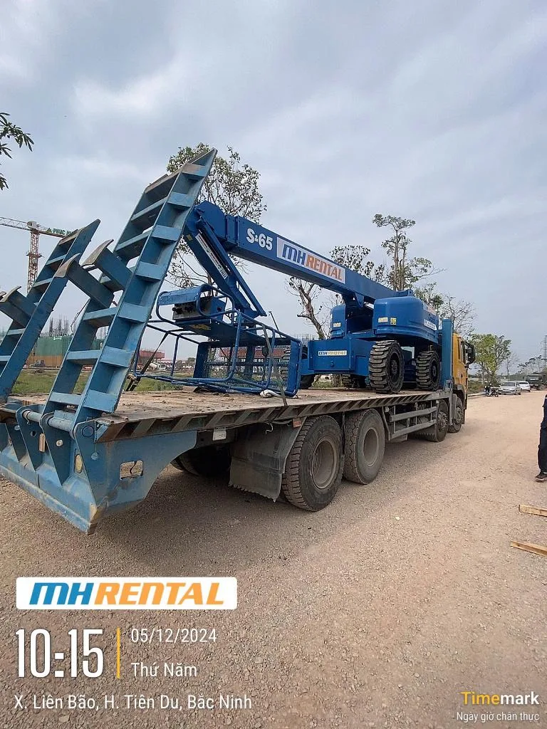 Xe S65 trên xe vận chuyển tại Tiên Du, Bắc Ninh ngày 05/12/2024