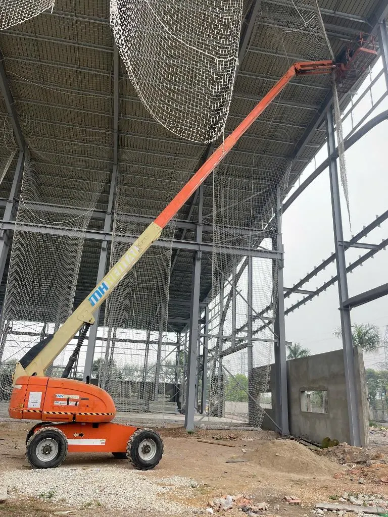 Xe 660SJ với cần nâng vươn trong khung nhà xưởng của đợt giao Cơ khí Hoàng Gia