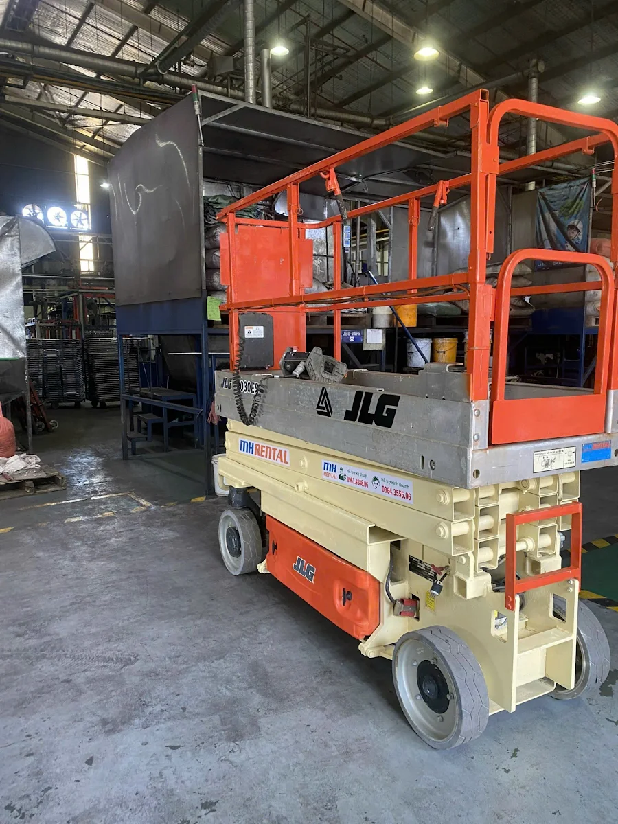 Xe nâng người JLG 2030ES tại nhà xưởng trong đợt bàn giao cho Fumakilla